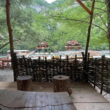 Guri I Lekes Konukevi 3*