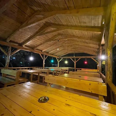 Guri I Lekes Pensión Moll' e Shoshit