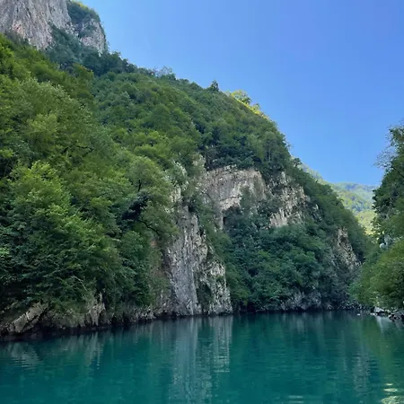 Pensión Guri I Lekes